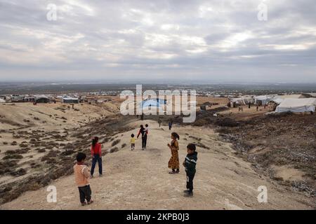 28. November 2022, Syrien, Azaz: Syrische Kinder spielen in der Nähe des Flüchtlingslagers Bersaya in der Nähe der Grenze zwischen Bab al-Salama und der Türkei in der Stadt Azaz. Foto: Anas Alkharboutli/dpa Stockfoto