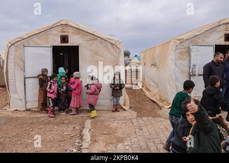 28. November 2022, Syrien, Azaz: Syrische Kinder spielen auf dem Schulhof des Flüchtlingslagers Bersaya in der Nähe der Grenze zwischen Bab al-Salama und der Türkei in der Stadt Azaz. Foto: Anas Alkharboutli/dpa Stockfoto