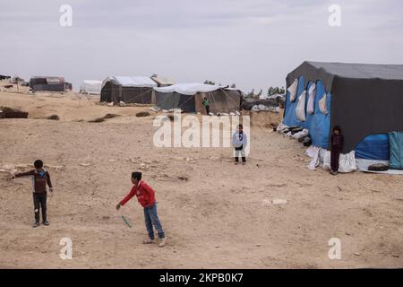 28. November 2022, Syrien, Azaz: Syrische Kinder spielen im Bersaya-Flüchtlingslager in der Nähe der Grenze zwischen Bab al-Salama und der Türkei in der Stadt Azaz. Foto: Anas Alkharboutli/dpa Stockfoto