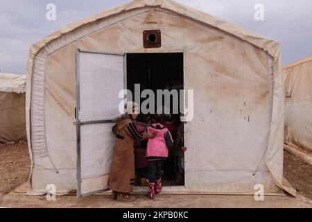 28. November 2022, Syrien, Azaz: Syrische Kinder spielen auf dem Schulhof des Flüchtlingslagers Bersaya in der Nähe der Grenze zwischen Bab al-Salama und der Türkei in der Stadt Azaz. Foto: Anas Alkharboutli/dpa Stockfoto