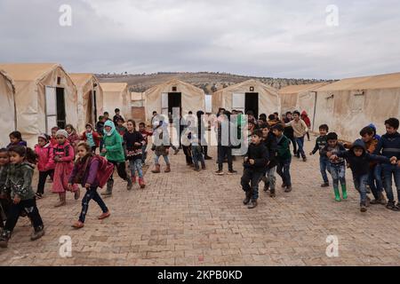 28. November 2022, Syrien, Azaz: Syrische Kinder spielen auf dem Schulhof des Flüchtlingslagers Bersaya in der Nähe der Grenze zwischen Bab al-Salama und der Türkei in der Stadt Azaz. Foto: Anas Alkharboutli/dpa Stockfoto