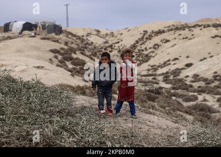 28. November 2022, Syrien, Azaz: Syrische Kinder stehen im Flüchtlingslager Bersaya in der Nähe der Grenze zwischen Bab al-Salama und der Türkei in der Stadt Azaz. Foto: Anas Alkharboutli/dpa Stockfoto