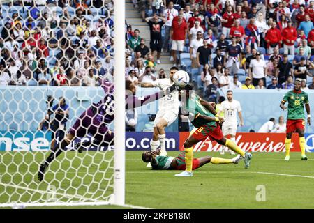Doha, Katar. 28.. November 2022. Doha, Katar. 28.. November 2022. AL WAKRAH - (l-r) Kamerun Torwart Devis Epassy, Aleksandar Mitrovic von Serbien, Andre-Frank Zambo Anguissa von Kamerun während des FIFA-Weltmeisterschafts-Katar-2022-Gruppenspiels G zwischen Kamerun und Serbien im Al Janoub-Stadion am 28. November 2022 in Al Wakrah, Katar. AP | niederländische Höhe | MAURICE OF STONE Credit: ANP/Alamy Live NewsCredit: ANP/Alamy Live News Credit: ANP/Alamy Live News Credit: ANP/Alamy Live News Credit: ANP/Alamy Live News Stockfoto