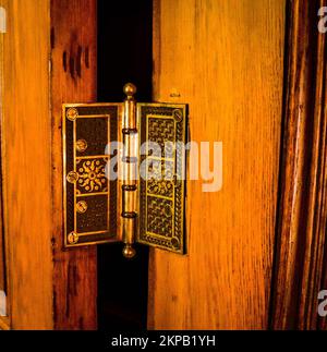 Ein vertikales Nahaufnahme der gemusterten Tür des Kansas State Capitol Building Topeka, USA Stockfoto