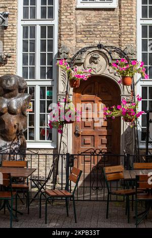 Danzig, Polen - 6. September 2020: Eintritt zum alten Danziger Bierkneipe & Café in der Piwna Straße Stockfoto