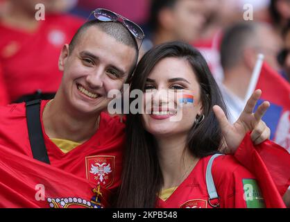 Al-Wakrah, Katar. 28.. November 2022. Fans reagieren vor dem Spiel der Gruppe G zwischen Serbien und Kamerun auf der FIFA-Weltmeisterschaft 2022 im Al Janoub Stadium in Al Wakrah, Katar, am 28. November 2022. Kredit: Wang Dongzhen/Xinhua/Alamy Live News Stockfoto