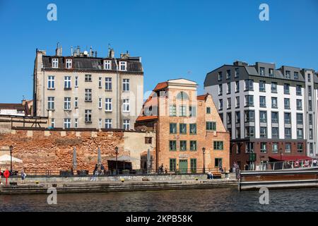 Danzig, Polen - 9. September 2020: Die Architektur der alten Gdańsk am Fischmarkt / Targ Rybny/ am Ufer der Motława Stockfoto