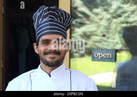 Porträt eines ethnischen Küchenchefs mit Kopierbereich Stockfoto