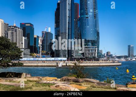 Sydney, Australien, 11.. Oktober 2022. Allgemeine Ansichten über das Barangaroo-Entwicklungsprojekt und den Barangaroo Walkway, Sydney. Stockfoto