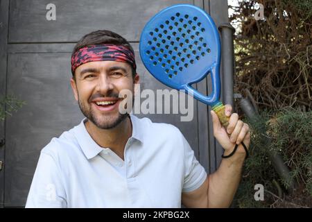 Paddle-Tennisspieler mit Stirnband und Poloshirt-Porträt Stockfoto