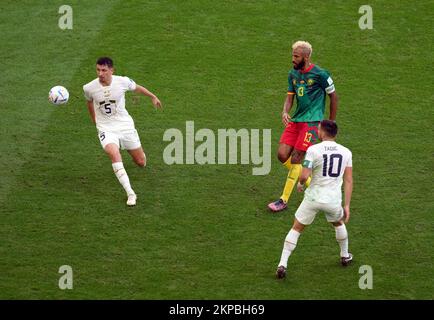 Der kamerunische Eric Maxim Choupo-Moting (zweite Rechte) legt den Ball während des Spiels der Gruppe G der FIFA-Weltmeisterschaft im Al Janoub-Stadion in Al Wakrah, Katar, nach vorne. Foto: Montag, 28. November 2022. Stockfoto