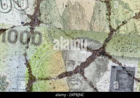 Geschäfts- und Finanzkonzept. Auf dem gebrochenen Asphalt ist ein Bild des chilenischen Peso. Stockfoto