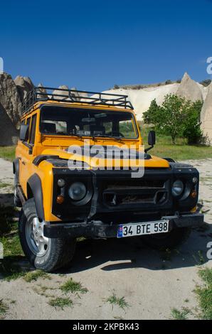 Ortahisar, Ürgüp, Nevşehir, Türkei - Mai 24 2021: Gelber Land Rover Defender parkt in der Erde Stockfoto