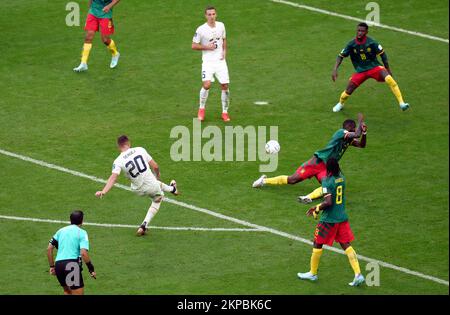 Sergej Milinkovic-Savic schießt während des Gruppenspiels der FIFA-Weltmeisterschaft G im Al Janoub-Stadion in Al Wakrah, Katar, das zweite Tor Serbiens. Foto: Montag, 28. November 2022. Stockfoto