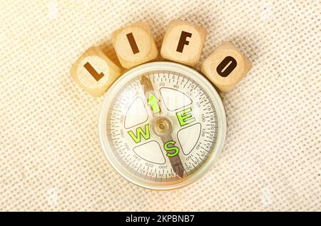 Geschäftskonzept. Auf der Tabelle befinden sich ein Kompass und Würfel mit der Aufschrift - LIFO Stockfoto