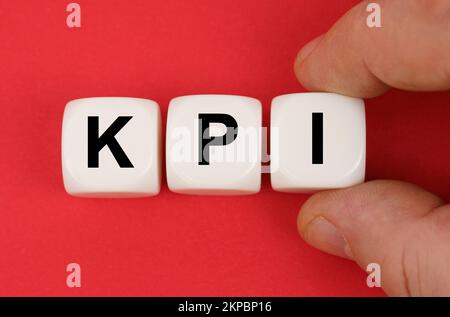 Wirtschaft und Finanzen. Auf der roten Oberfläche weiße Würfel mit der Aufschrift „KPI“ Stockfoto