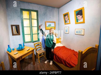 Evvie Bishop sieht Van Goghs Schlafzimmer im Van Gogh: Die Immersive Experience Ausstellung in der Carlisle Memorial Church in Belfast. Foto: Montag, 28. November 2022. Stockfoto