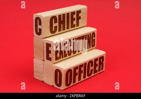 Business- und Economy-Konzept. Auf rotem Hintergrund, Holzblöcke mit der Inschrift "Chief Executting Officer" Stockfoto