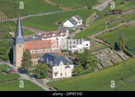 Weinbaulandschaft in Ahrtal mit Sankt Nikolaus und Rochus Kirche vor der Flut 2021, Mayschoss, Rheinland-Pfalz, Deutschland Stockfoto