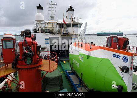 (221128) -- AUCKLAND, 28. November 2022 (Xinhua) -- Chinas Forschungsschiff Tansuoyihao beladen mit dem menschlichen Besatzungsfahrzeug Fendouzhe legt am Queens Wharf in Auckland, Neuseeland, am 27. November 2022 an. ZUSAMMEN MIT „Neuseeländischer Biologe beschreibt Reise in die tiefste Region des Ozeans als „unglaublich“ (Xinhua/Guo Lei) Stockfoto