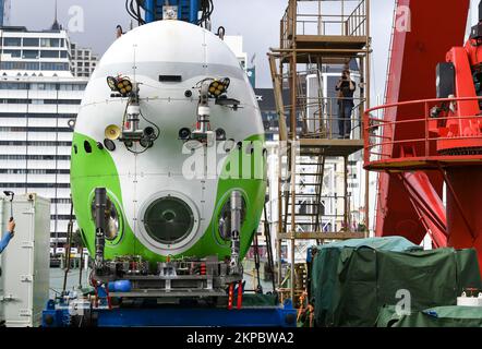 (221128) -- AUCKLAND, 28. November 2022 (Xinhua) -- Chinas Forschungsschiff Tansuoyihao beladen mit dem menschlichen Besatzungsfahrzeug Fendouzhe legt am Queens Wharf in Auckland, Neuseeland, am 27. November 2022 an. ZUSAMMEN MIT „Neuseeländischer Biologe beschreibt Reise in die tiefste Region des Ozeans als „unglaublich“ (Xinhua/Guo Lei) Stockfoto