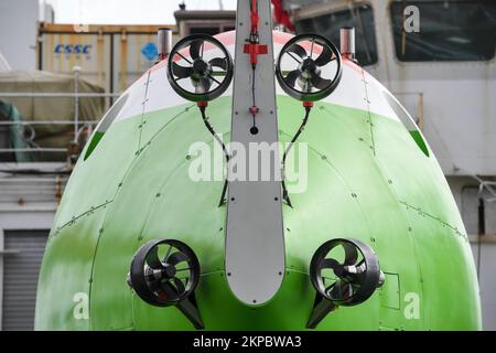 (221128) -- AUCKLAND, 28. November 2022 (Xinhua) -- Chinas Forschungsschiff Tansuoyihao beladen mit dem menschlichen Besatzungsfahrzeug Fendouzhe legt am Queens Wharf in Auckland, Neuseeland, am 27. November 2022 an. ZUSAMMEN MIT „Neuseeländischer Biologe beschreibt Reise in die tiefste Region des Ozeans als „unglaublich“ (Xinhua/Guo Lei) Stockfoto