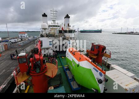 (221128) -- AUCKLAND, 28. November 2022 (Xinhua) -- Chinas Forschungsschiff Tansuoyihao beladen mit dem menschlichen Besatzungsfahrzeug Fendouzhe legt am Queens Wharf in Auckland, Neuseeland, am 27. November 2022 an. ZUSAMMEN MIT „Neuseeländischer Biologe beschreibt Reise in die tiefste Region des Ozeans als „unglaublich“ (Xinhua/Guo Lei) Stockfoto