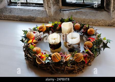 Weihnachtskranz auf einer Fensterbank, Cornwall, Großbritannien - John Gollop Stockfoto