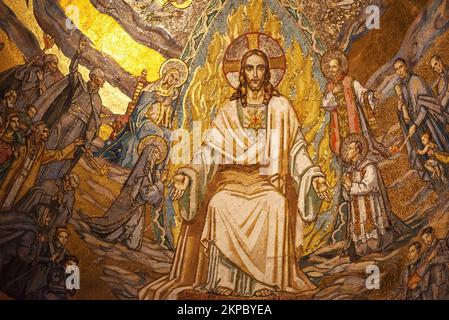 Mosaiken mit heiligem Herzen in der Basilika des Heiligen Herzens (Basilique du Sacre Coeur). Paris, Frankreich. Gott-Liebe-Konzept. Stockfoto