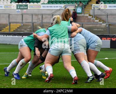 NORTHAMPTON, ENGLAND- Nov -27 - 2022 : Harlequins Women during Warming Up während des Spiels Loughborough Lightning vs Harlequins in Franklin's Gardens am 27. November 2022 in Northampton, England Stockfoto