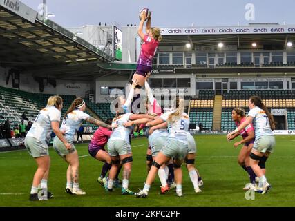 NORTHAMPTON, ENGLAND - -27. Nov. - 2022 : No 8 Daisy Hibbert Jones in Aktion während des Spiels Loughborough Lightning vs Harlequins in Franklin's Gardens am 27. November 2022 in Northampton, England Stockfoto