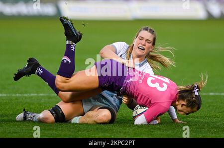 NORTHAMPTON, ENGLAND - -27. Nov. - 2022 : Kaitlan Leaney von Harlequins stürzt Georgina Tasker von Loughborough Lightning während des Spiels Loughborough Lightning gegen Harlequins in Franklin's Gardens am 27. November 2022 in Northampton, England Stockfoto