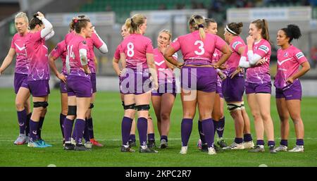 NORTHAMPTON, ENGLAND- Nov. -27 - 2022 : Loughborough Lightning Frauen, die am 27. November 2022 in Northampton, England, beim Spiel zwischen Loughborough Lightning vs. Harlequins in Franklin's Gardens eine Verschnaufpause einlegen Stockfoto