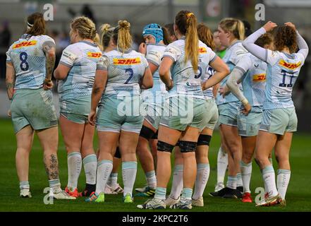 NORTHAMPTON, ENGLAND- Nov -27 - 2022 : Harlequins Frauen, die am 27. November 2022 in Northampton, England, beim Spiel zwischen Loughborough Lightning vs. Harlequins in Franklin's Gardens eine Verschnaufpause machen Stockfoto