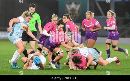 NORTHAMPTON, ENGLAND - -27. Nov. - 2022 : Hannah Duffy von Harlequins stürzt Katie Trevarthen Lightning während des Spiels Loughborough Lightning gegen Harlequins in Franklin's Gardens am 27. November 2022 in Northampton, England, zur Strecke Stockfoto