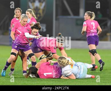 NORTHAMPTON, ENGLAND - -27. Nov. - 2022 : Hannah Duffy von Harlequins stürzt Katie Trevarthen Lightning während des Spiels Loughborough Lightning gegen Harlequins in Franklin's Gardens am 27. November 2022 in Northampton, England, zur Strecke Stockfoto