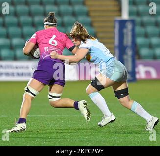 NORTHAMPTON, ENGLAND- Nov -27 - 2022 : Rachel Malcolm (c) von Loughborough hält an Lucy Heryet Harlequins während des Spiels zwischen Loughborough Lightning und Harlequins in Franklin's Gardens am 27. November 2022 in Northampton, England Stockfoto