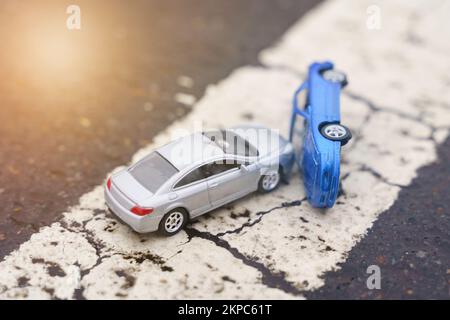 Vorfälle. Kollision zweier Autos auf einer festen Straßenmarkierungslinie. Stockfoto