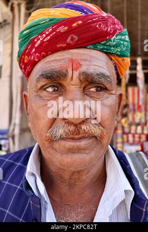 Ein Porträt eines Rajasthani oder Marwadi alten Mannes in regionaler Kleidung, der Turban (pagdi) trägt. Stockfoto