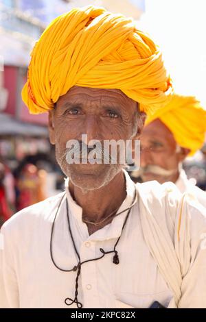 Ein Porträt eines Rajasthani oder Marwadi alten Mannes in regionaler Kleidung, der Turban (pagdi) trägt. Stockfoto