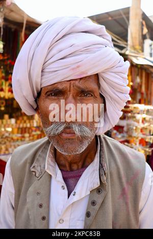 Ein Porträt eines Rajasthani oder Marwadi alten Mannes in regionaler Kleidung, der Turban (pagdi) trägt. Stockfoto