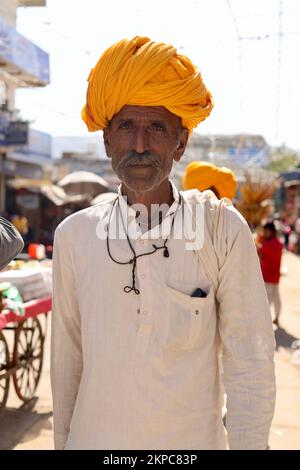 Ein Porträt eines Rajasthani oder Marwadi alten Mannes in regionaler Kleidung, der Turban (pagdi) trägt. Stockfoto