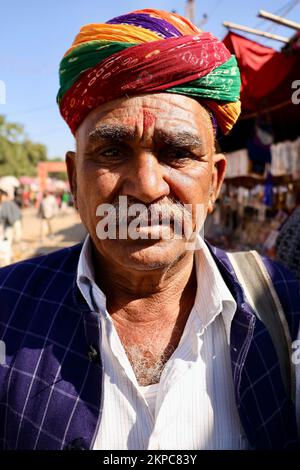 Ein Porträt eines Rajasthani oder Marwadi alten Mannes in regionaler Kleidung, der Turban (pagdi) trägt. Stockfoto