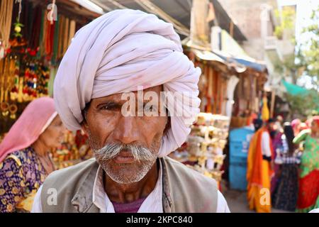 Ein Porträt eines Rajasthani oder Marwadi alten Mannes in regionaler Kleidung, der Turban (pagdi) trägt. Stockfoto