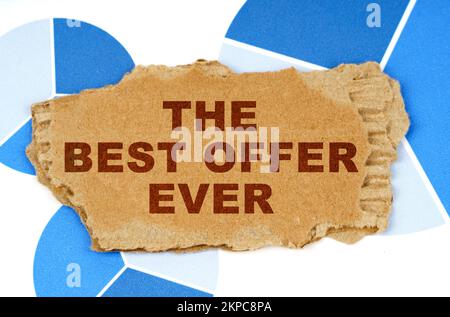 Business und Finanzen. Auf den blauen Finanzcharts ist ein Stück Karton, das sagt - das beste Angebot aller Zeiten Stockfoto