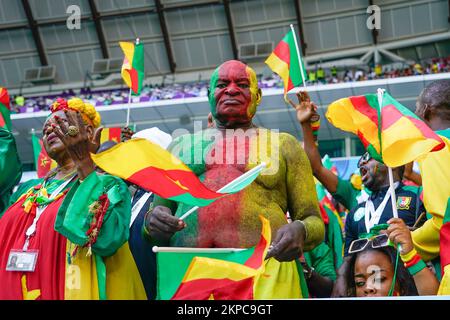 Al-Wakrah, Katar. 28.. November 2022. Kamerun-Fans während der FIFA-Weltmeisterschaft, Katar. , . In Al Wakrah, Katar. (Foto: Bagu Blanco/PRESSIN) Kredit: PRESSINPHOTO SPORTS AGENCY/Alamy Live News Stockfoto