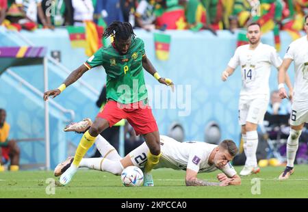 Doha, Katar. 28.. November 2022. firo : 28.11.2022, Fußball, FIFA-WELTMEISTERSCHAFT 2022 KATAR, Weltmeisterschaft 2022 Katar, Weltmeisterschaft 2022 Katar, Gruppenbühne, Gruppe G, Spiel 29, Kamerun - Serbien Frank Anguissa, Kamerun links gegen Sergej Milinkovic-Savic Credit: dpa-Bildallianz/Alamy Live News Stockfoto