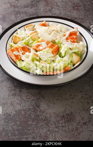 Salat mit Lachs-Caesar bietet einfaches hausgemachtes Dressing, frisch gebackene Croutons, Parmesan und gegrillten Lachs auf dem Teller. Vertica Stockfoto