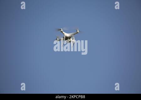 Die Drohne fliegt in der Luft. Die Drohne ist am Himmel und schießt Stockfoto