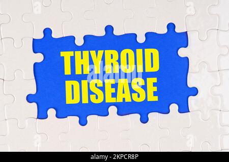 Medizin und Gesundheitskonzept. Im Inneren der weißen Puzzles auf blauem Hintergrund ist es geschrieben - Schilddrüsenerkrankung Stockfoto